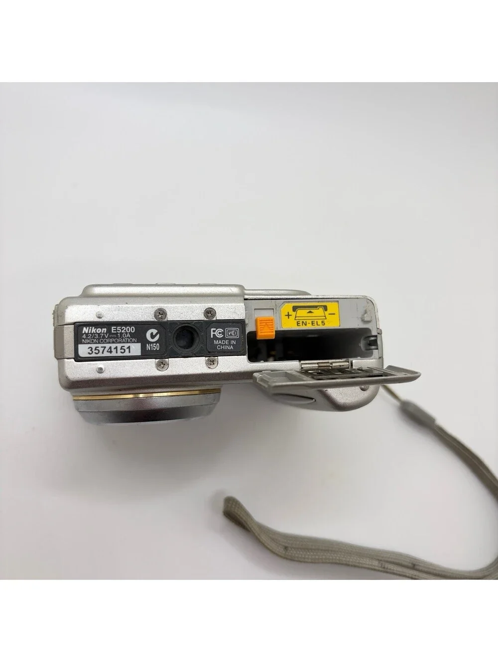 Nikon Digital Camera COOLPIX 5200 Silver No Battery Turns On Cracked Screen C139